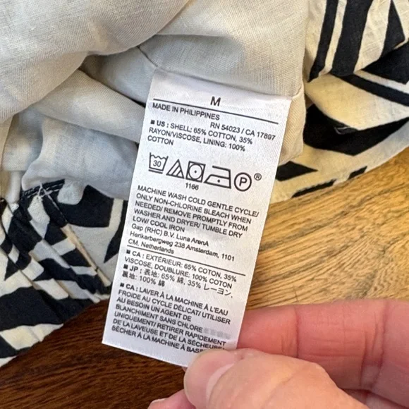 Banana Republic Black and Cream Cropped Geometric Top Medium - Picture 10 of 15